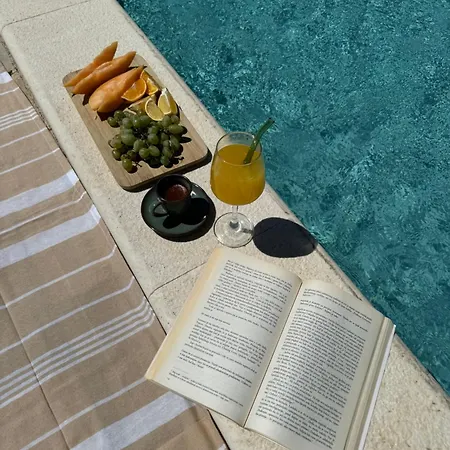 Iva With Pool Vila Sukošan