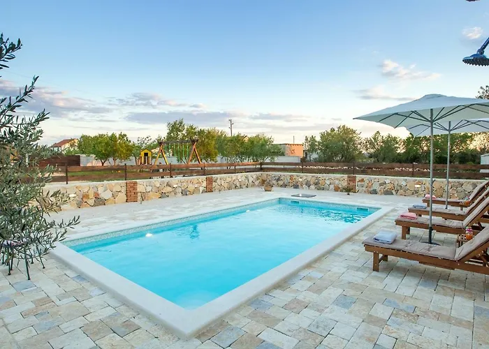 Iva With Pool Сукошан